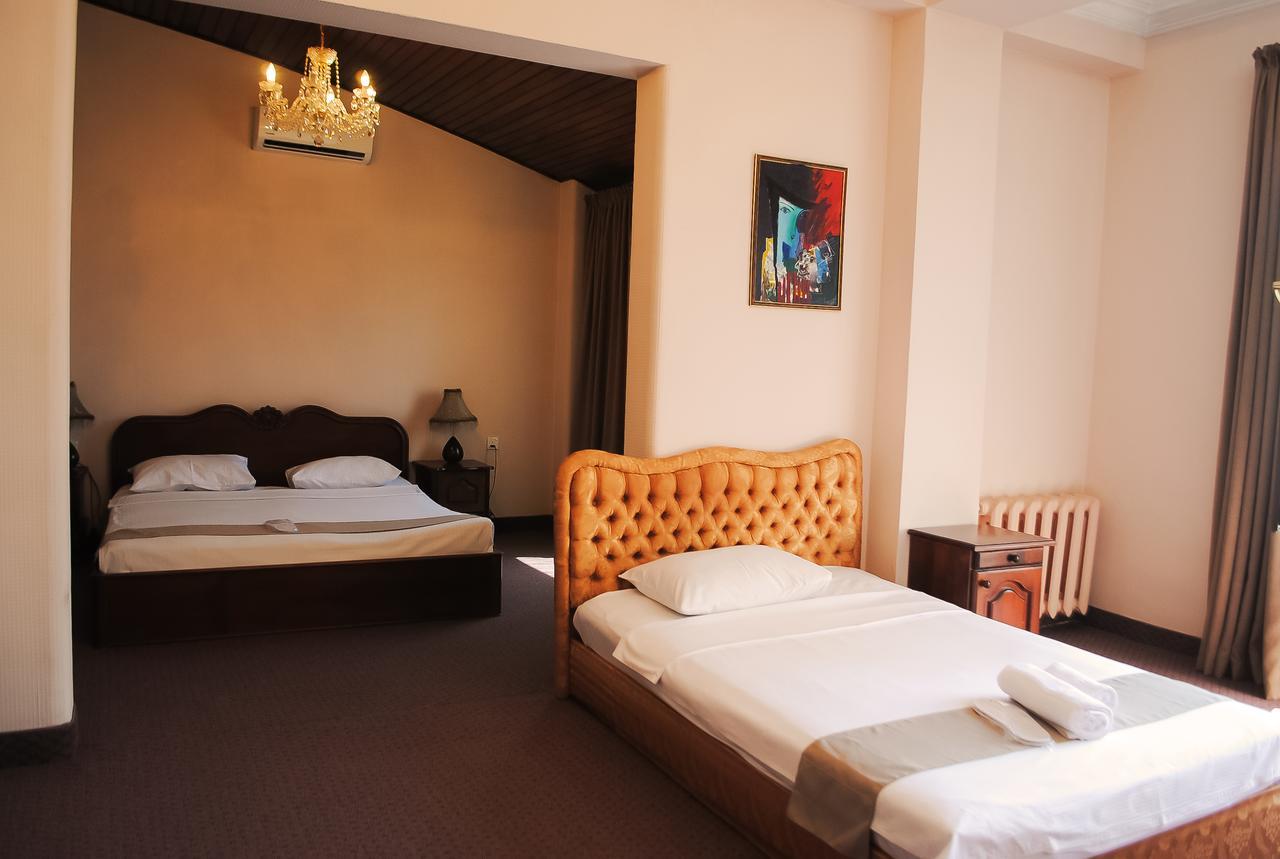 Hotel Sympatia Tbilisi Bagian luar foto